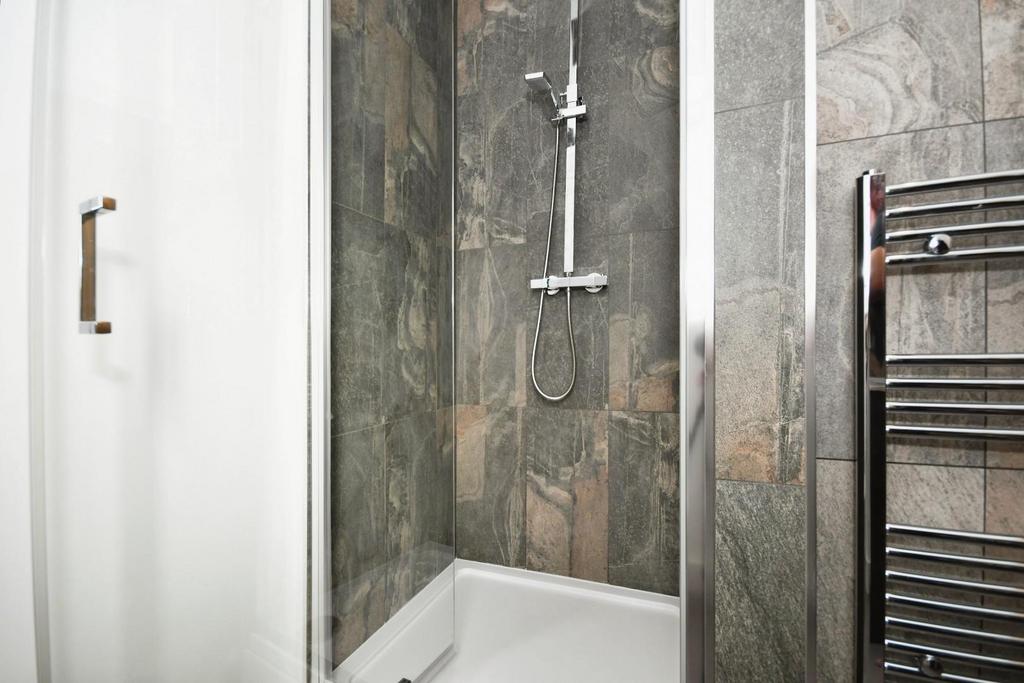 BED 1 ENSUITE.jpg