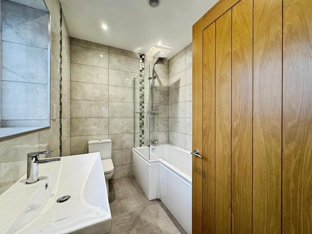 BATHROOM 03.jpeg
