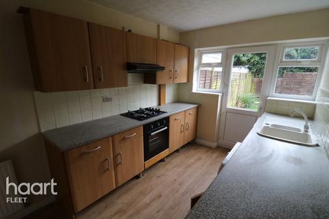 3 bedroom semi-detached house to rent, Oakwood, Church Crookham