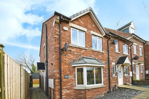 3 bedroom townhouse for sale, Martindale Close, Staveley, Chesterfield, S43 3TY