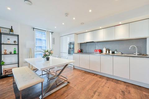 3 bedroom flat to rent, VALE COURT, Brentford, TW8
