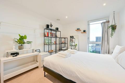 3 bedroom flat to rent, VALE COURT, Brentford, TW8