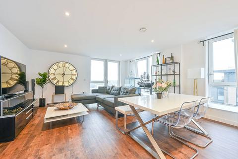3 bedroom flat to rent, VALE COURT, Brentford, TW8