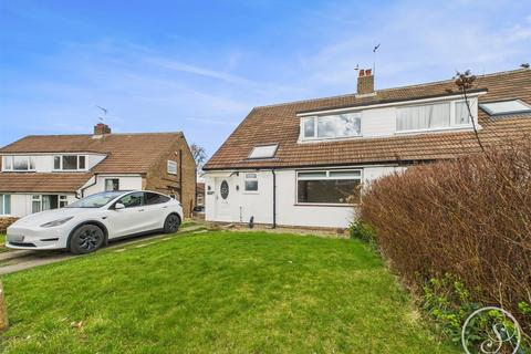 3 bedroom detached bungalow to rent, High Ash Mount, Leeds