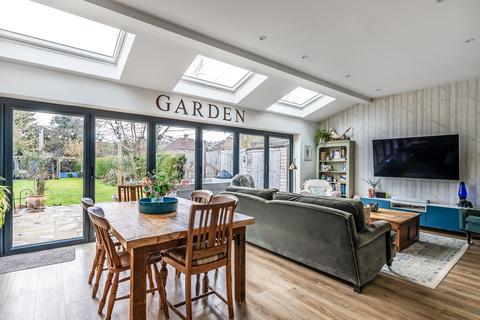 18 Central Way, Oxted, RH8 0LS