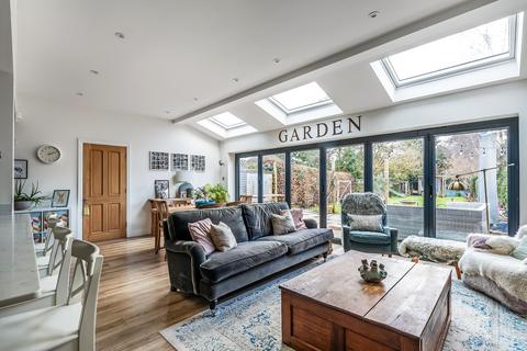 18 Central Way, Oxted, RH8 0LS