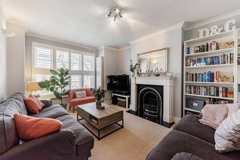 3 bedroom maisonette to rent, Midmoor Road, London SW12