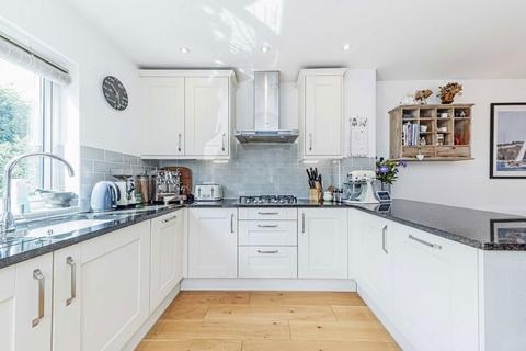 3 bedroom maisonette to rent, Midmoor Road, London SW12