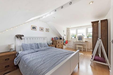 3 bedroom maisonette to rent, Midmoor Road, London SW12