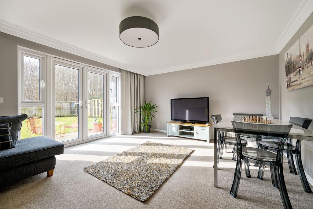 Lounge/Dining Area