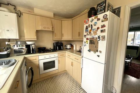 2 bedroom terraced house to rent, Helmsley Court, Peterborough