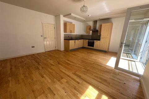 3 bedroom penthouse to rent, Free School Lane, Savile Park, Halifax