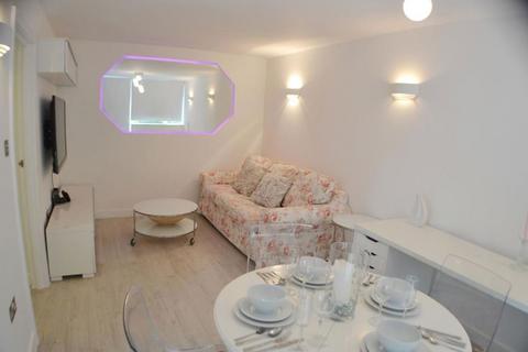 1 bedroom flat to rent, BEAUTIFUL HIGH SPEC ONE BED WITH COMMUNAL GARDEN