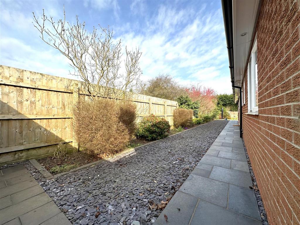 Manageable Side Garden 402