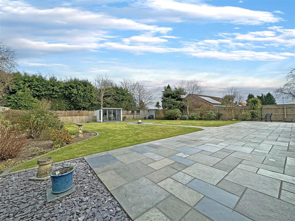 Large &amp; Lovely Rear Garden 405