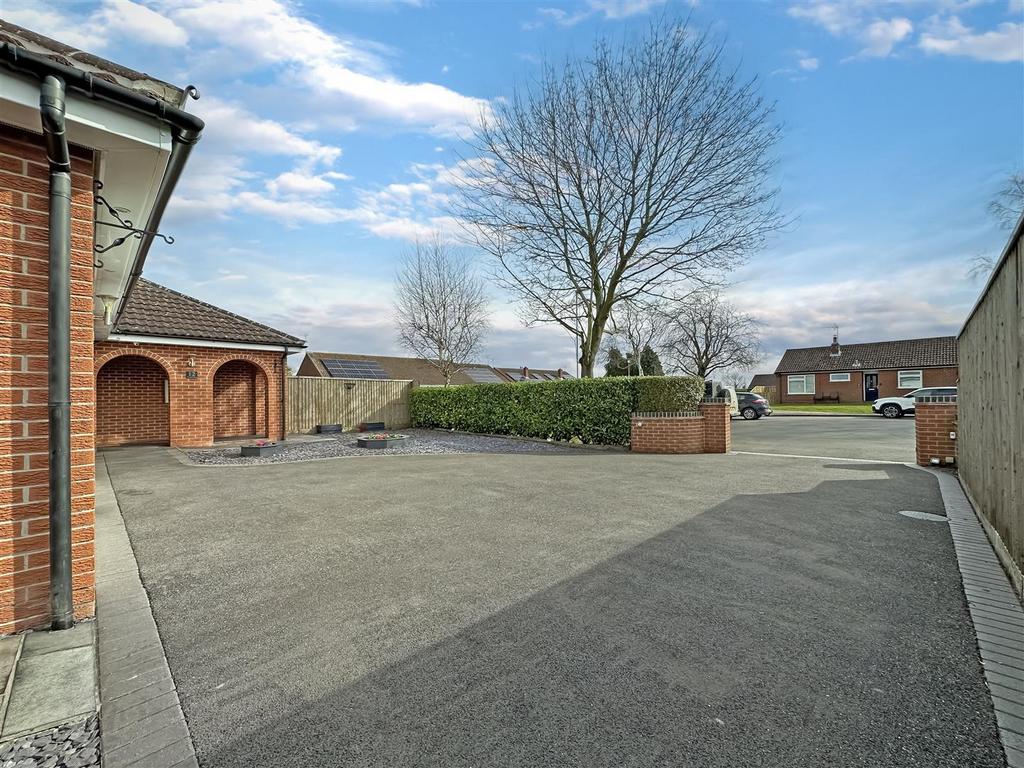 Extensive Multi-Car Driveway 389