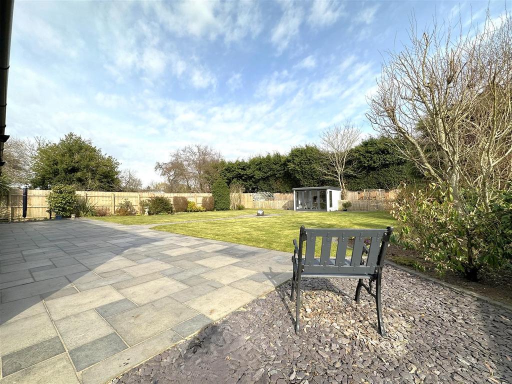 Substantial Rear Garden 416