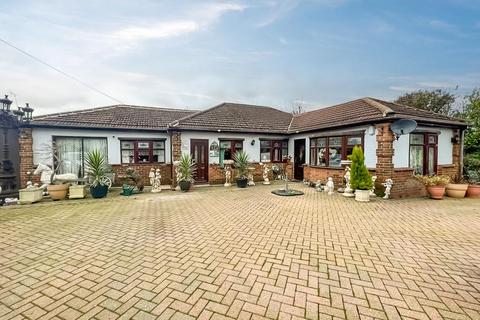 2 bedroom detached bungalow for sale, Oak Lane, Billericay CM11