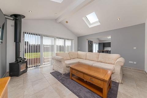 7 Winston Drive, Isham, Kettering, NN14 1HS