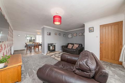 7 Winston Drive, Isham, Kettering, NN14 1HS