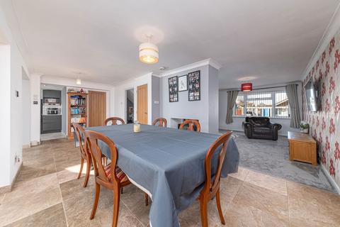 7 Winston Drive, Isham, Kettering, NN14 1HS