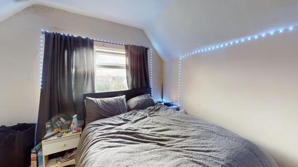 32-Newall-Avenue-Bedroom.jpg