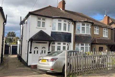 3 bedroom semi-detached house to rent, Caterham Ave, Ilford