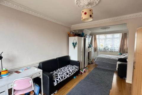 3 bedroom semi-detached house to rent, Caterham Ave, Ilford