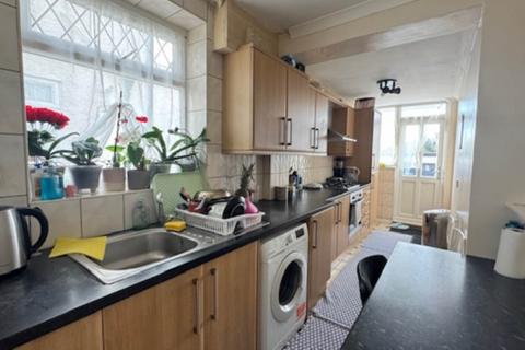 3 bedroom semi-detached house to rent, Caterham Ave, Ilford