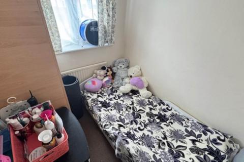 3 bedroom semi-detached house to rent, Caterham Ave, Ilford