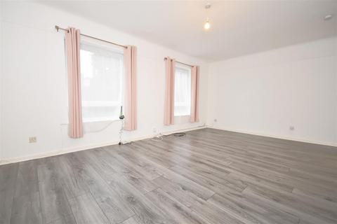 2 bedroom flat to rent, Chetwynd Road, Prenton