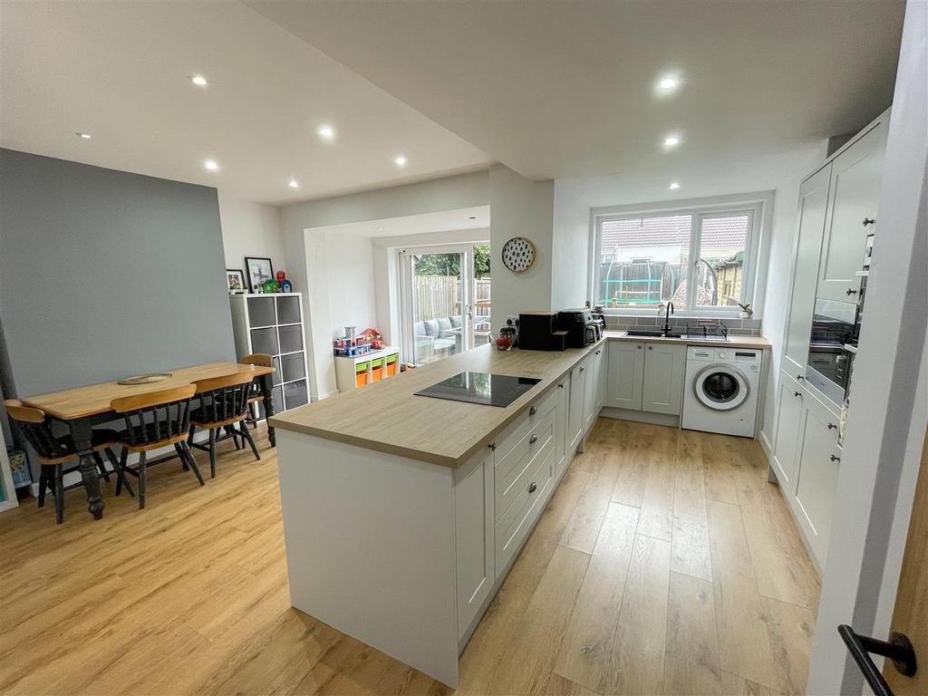 Kitchen/ Dining Room