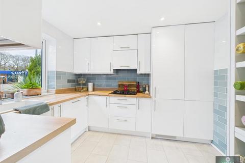 82 Worth Road, Crawley, RH10 7DT
