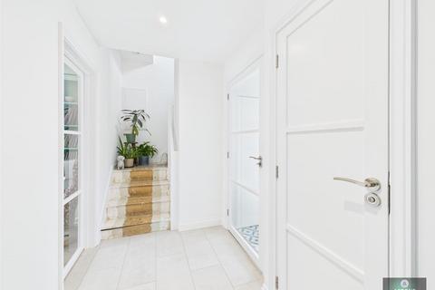 82 Worth Road, Crawley, RH10 7DT