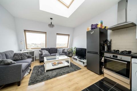 3 bedroom flat to rent, Uxbridge Road, London W12