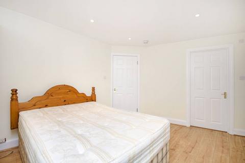 Studio to rent, Clifton Gardens, London NW11