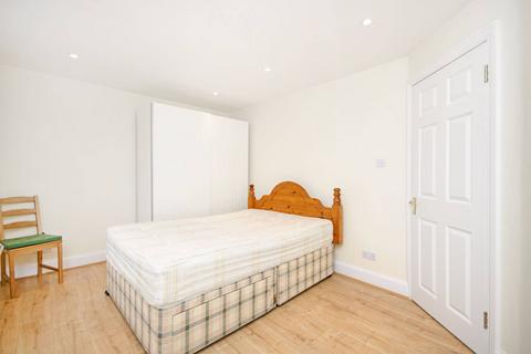 Studio to rent, Clifton Gardens, London NW11