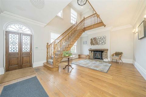 undefined, Chertsey Road, Shepperton TW17