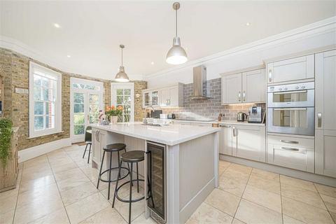 undefined, Chertsey Road, Shepperton TW17