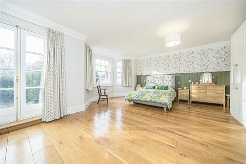 undefined, Chertsey Road, Shepperton TW17