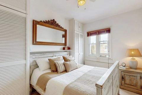 2 bedroom apartment for sale, Montague Road, TW10
