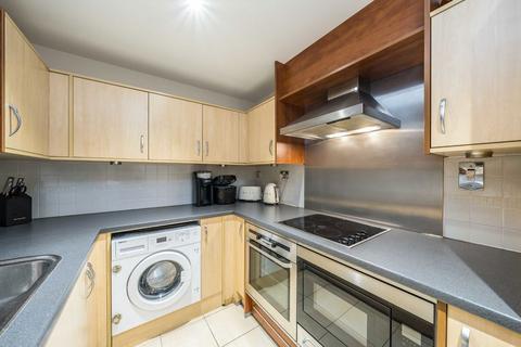 2 bedroom flat for sale, Smugglers Way, London SW18