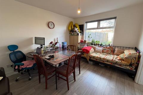 4 bedroom terraced house to rent, The Roundway, London N17