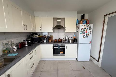 4 bedroom terraced house to rent, The Roundway, London N17