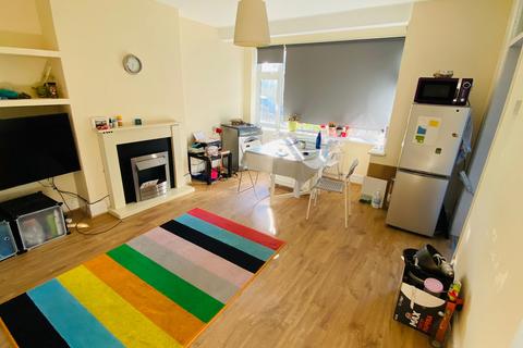 1 bedroom flat to rent, BEAUTIFUL SINGLE ROOM | AVAILABLE NOW, Woodford Green IG8