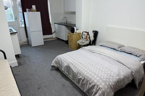 Studio to rent, Grove Green Road, London E11