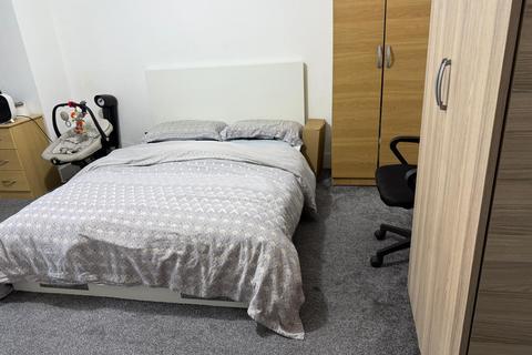 Studio to rent, Grove Green Road, London E11