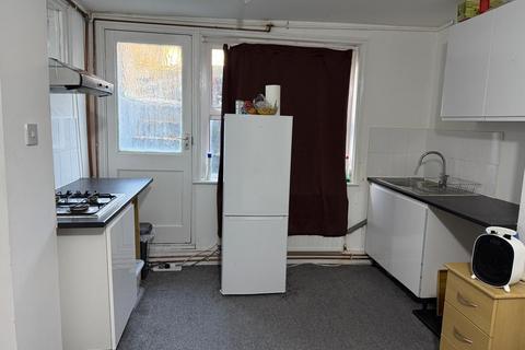 Studio to rent, Grove Green Road, London E11