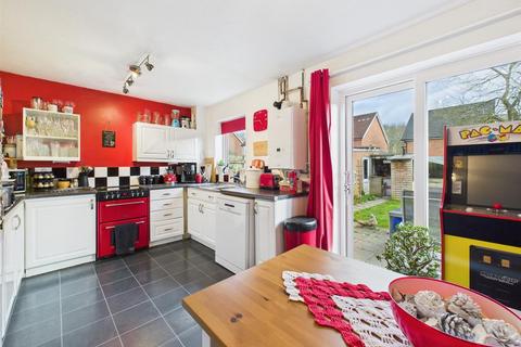 3 bedroom semi-detached house for sale, Isis Close, Aylesbury HP21