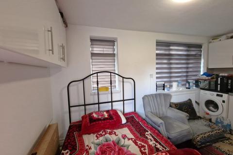 Studio to rent, Wenlock Road, Edgware HA8